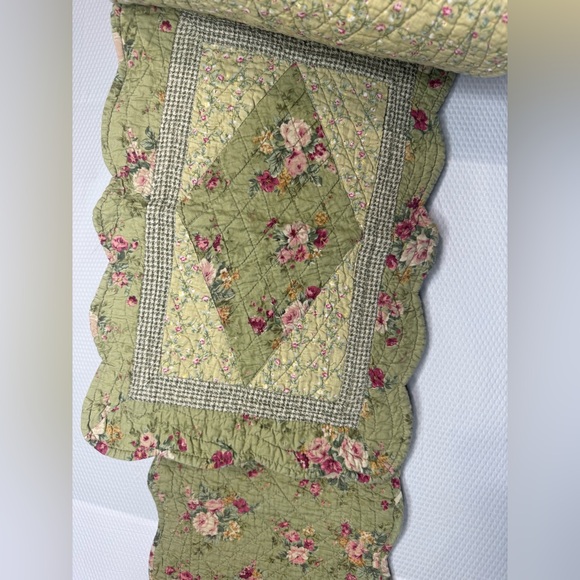 Floral Cottagecore Reversable Quilted Table Runner and Placemats - Picture 9 of 13